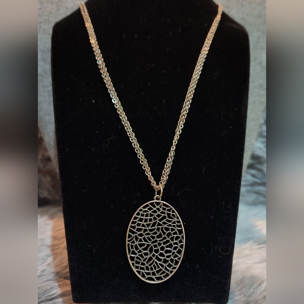 Elegant Silver Pendant Necklace
